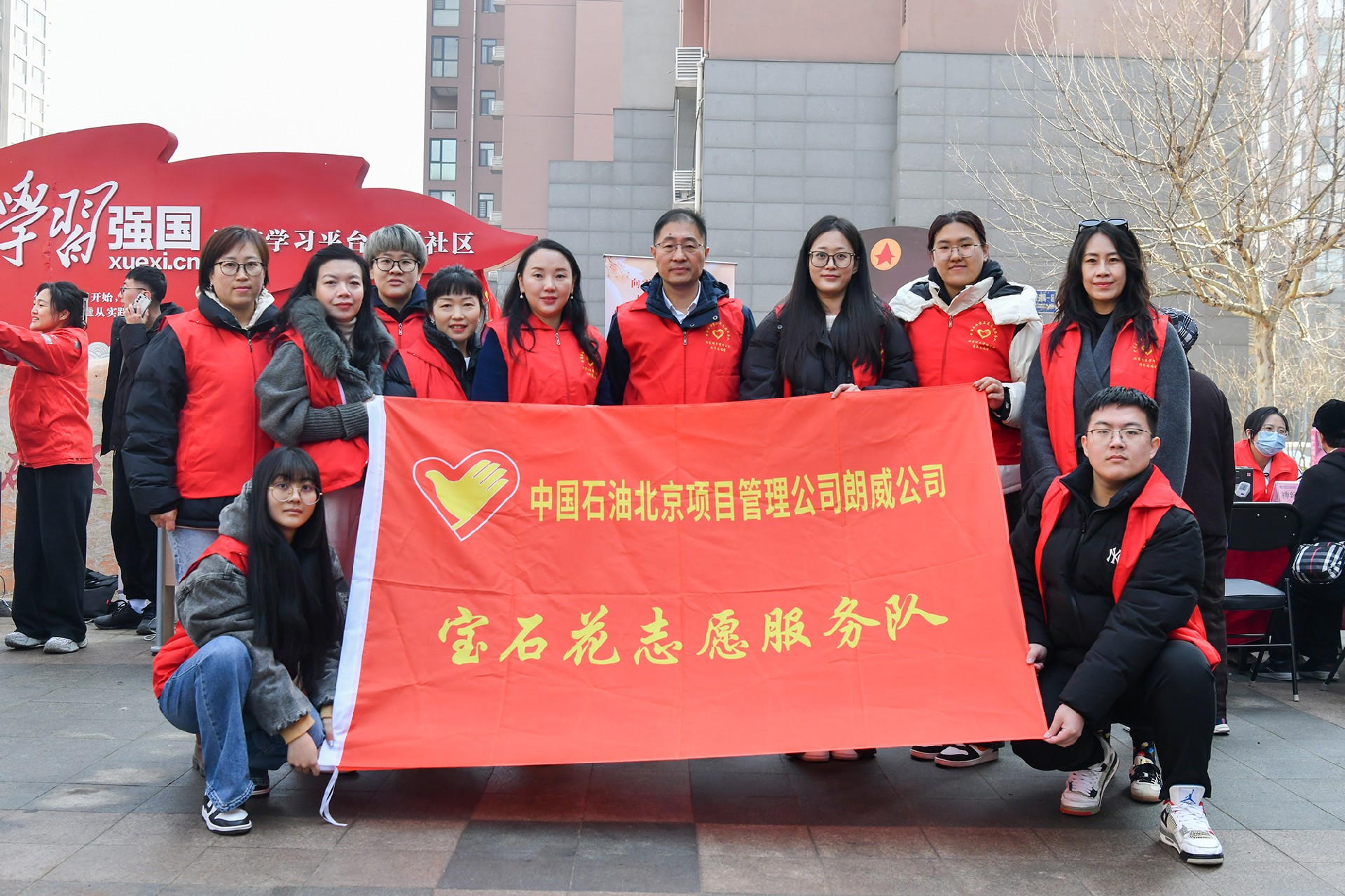 公司开展“志愿服务进社区，文明共创暖人心”志愿服务活动