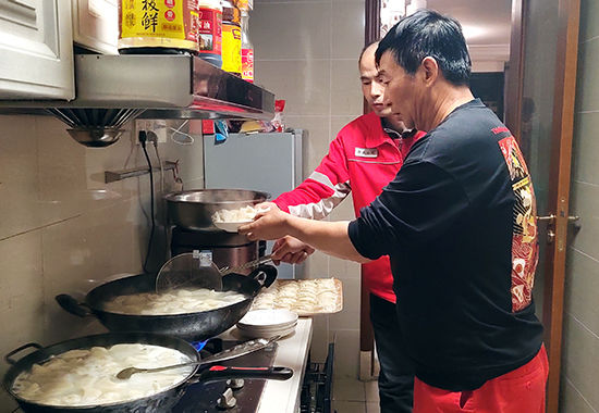 1704182540122991.jpg 食堂包饺子 (1) 拷贝.jpg